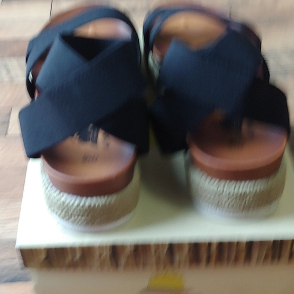 Aloha Island Strapy Sandals Size 7M - Picture 4 of 8